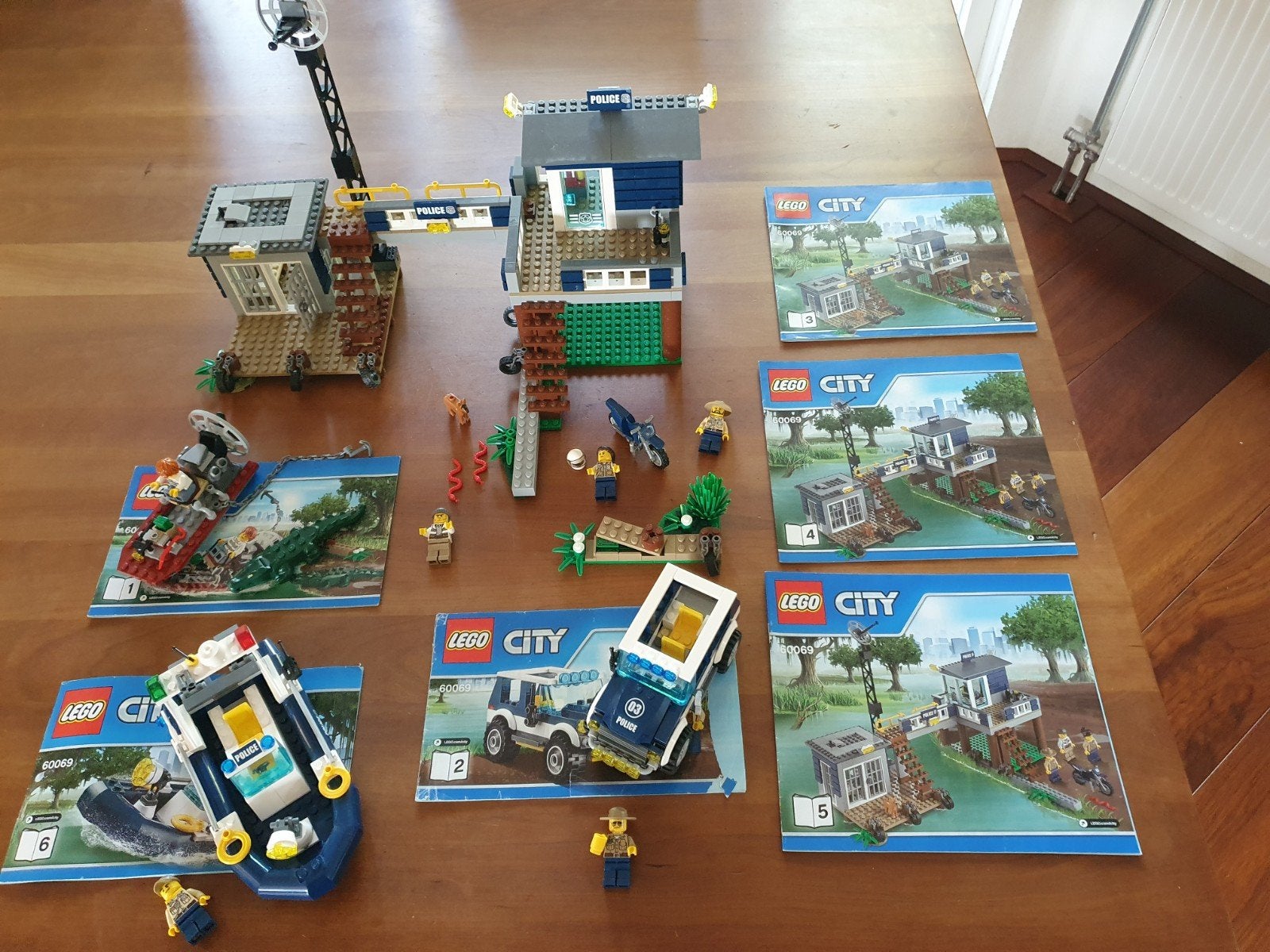 LEGO City 60069 Moeraspolitiebureau - Compleet met stickers, Ophalen of Verzenden, Zo goed als nieuw