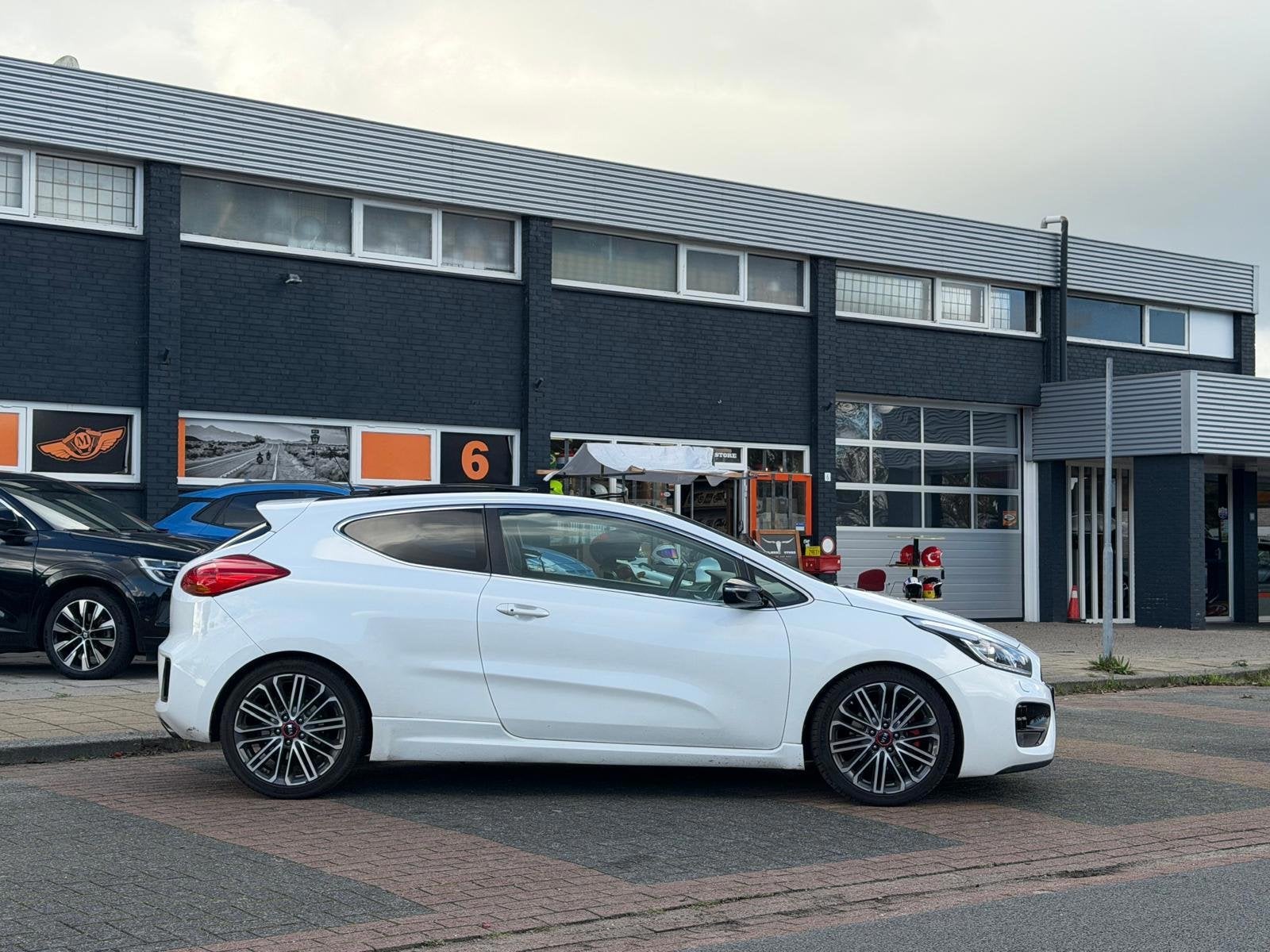 Kia Cee'd 1.6 T-GDi GT Sport Pano Recaro Leder, Auto's, Gebruikt, 4 cilinders, Wit, Origineel Nederlands