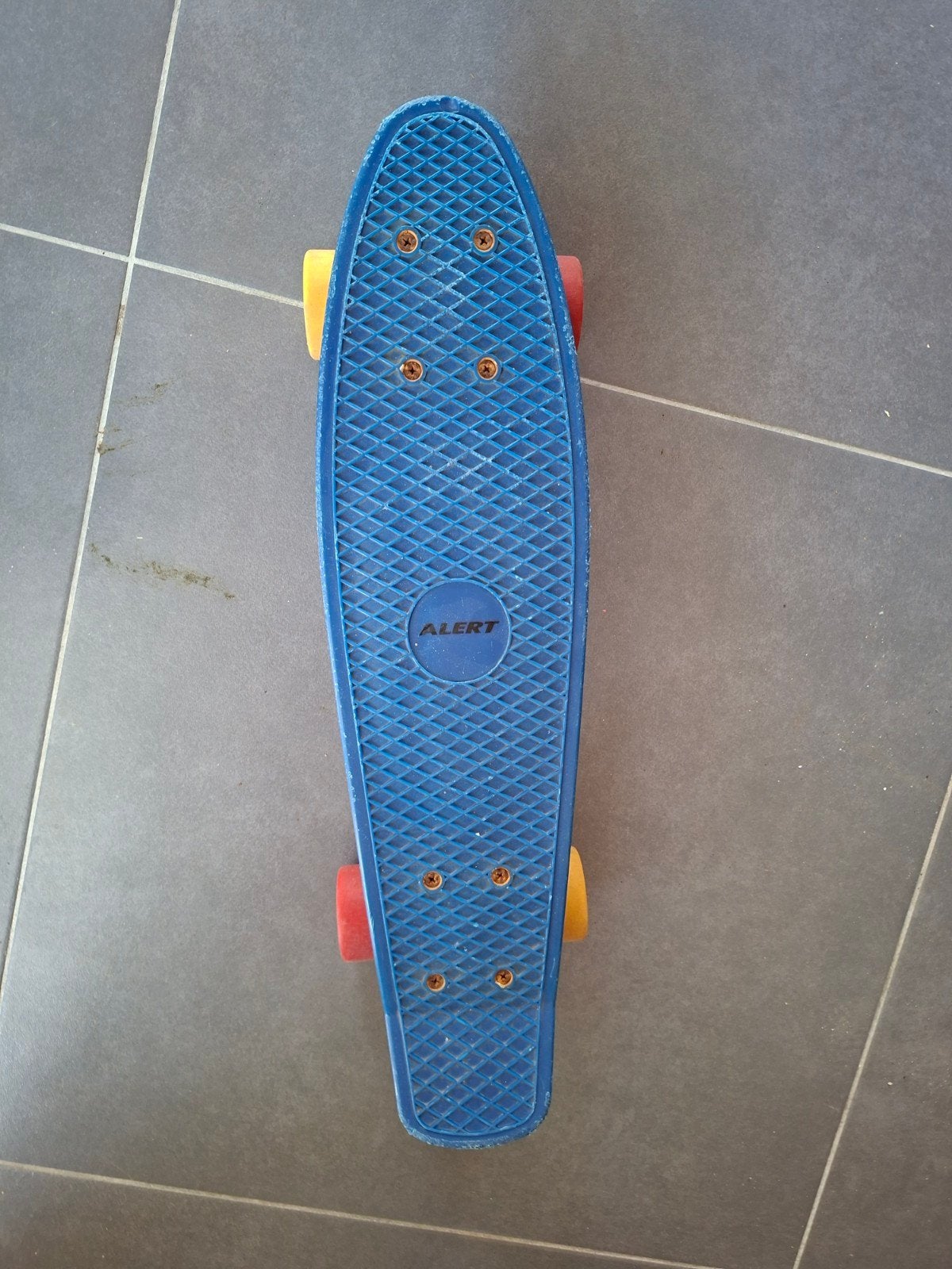 Blauw skateboard met gekleurde wielen, Sport en Fitness, Ophalen of Verzenden, Gebruikt, Skateboard
