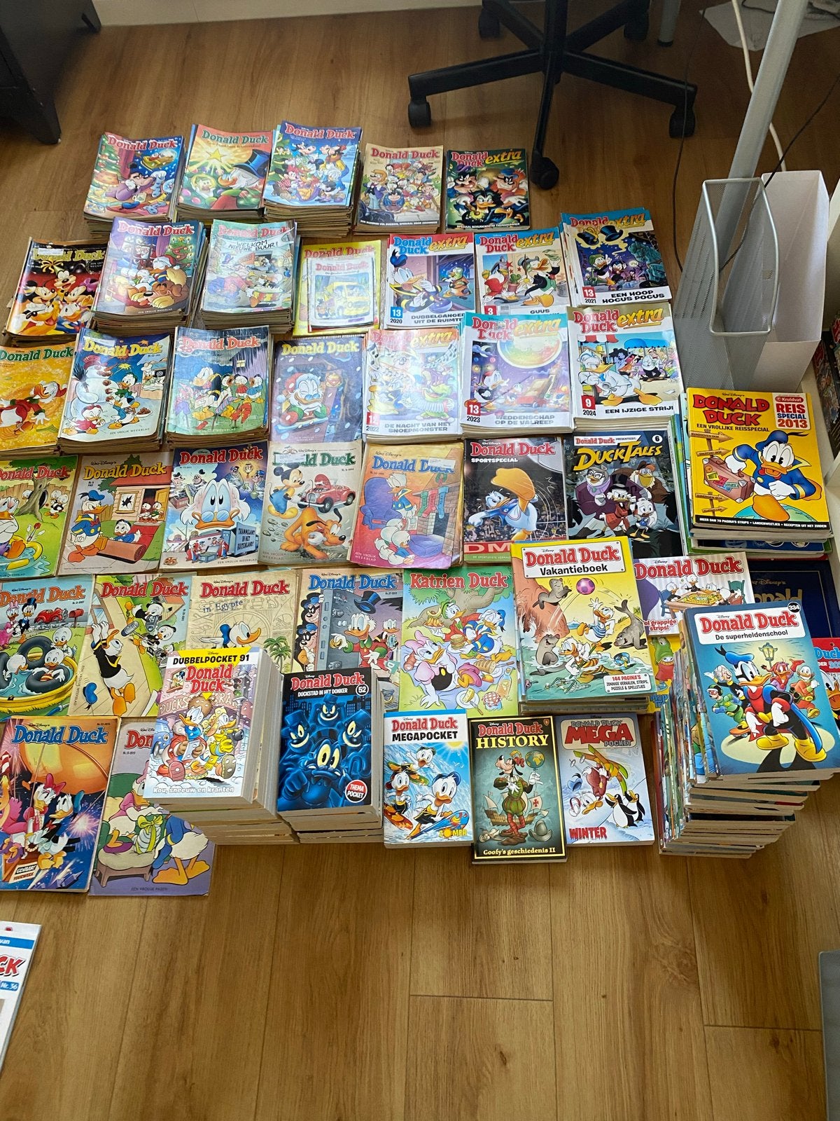 Grote collectie Donald Duck stripboeken, pockets en specials, Meerdere stripboeken, Ophalen of Verzenden, Gelezen