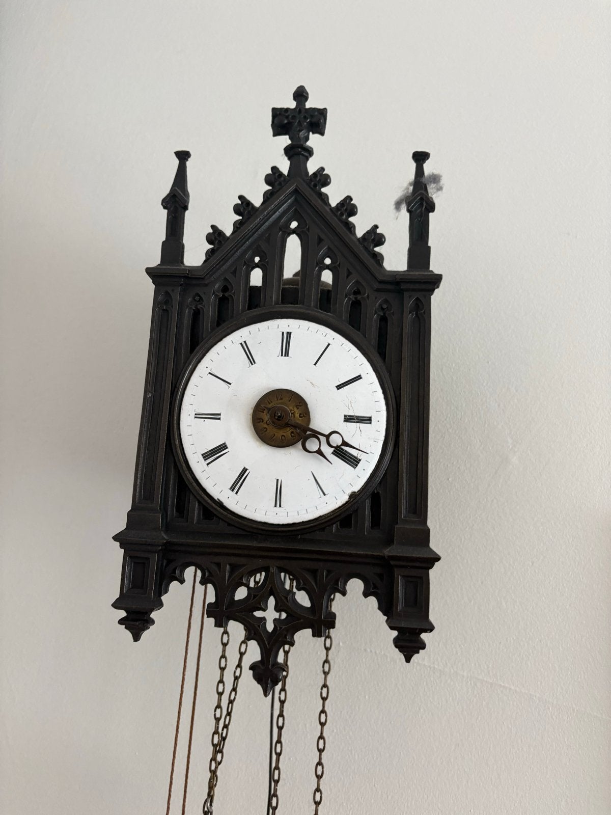 Antieke gotische wandklok met kettingen, Ophalen