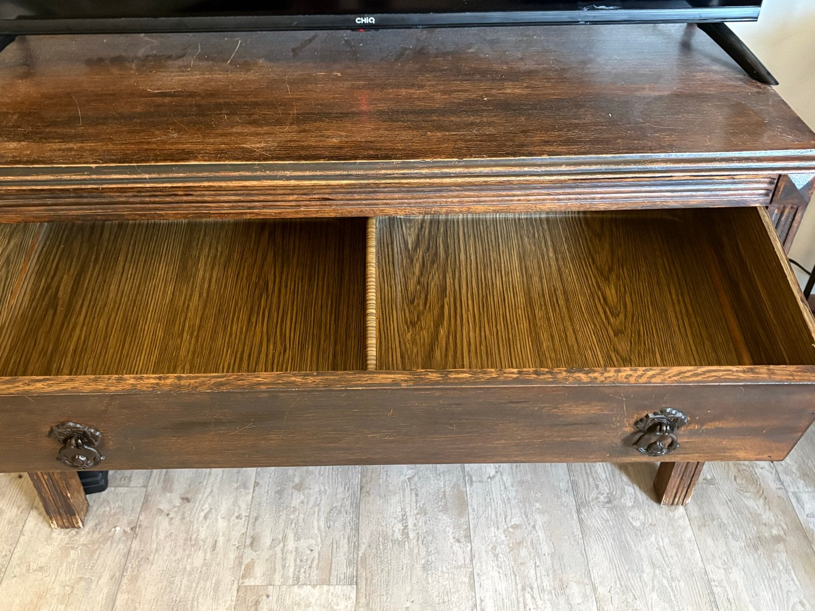 Antieke houten ladekast met twee lades, Ophalen