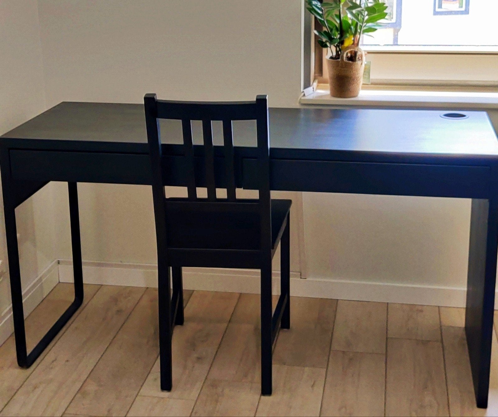 IKEA MICKE Zwart bureau met lades en stoel, Spaanplaat of MDF, 50 cm, Zo goed als nieuw, Overige merken
