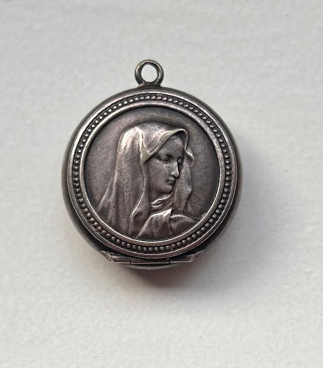 Antiek Rozenkransdoosje / Devotiehangertje Madonna, Verzenden