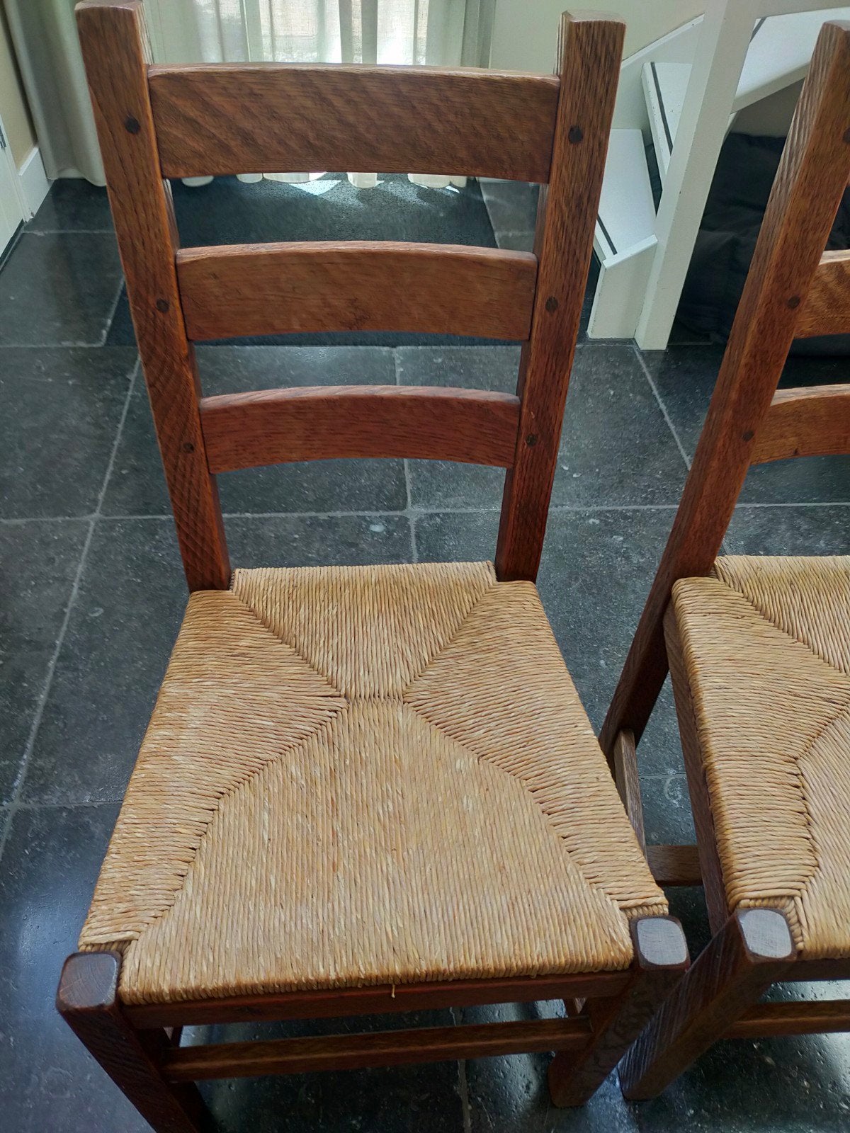 2 prachtige riet gedekte, eiken  stoelen, Ophalen