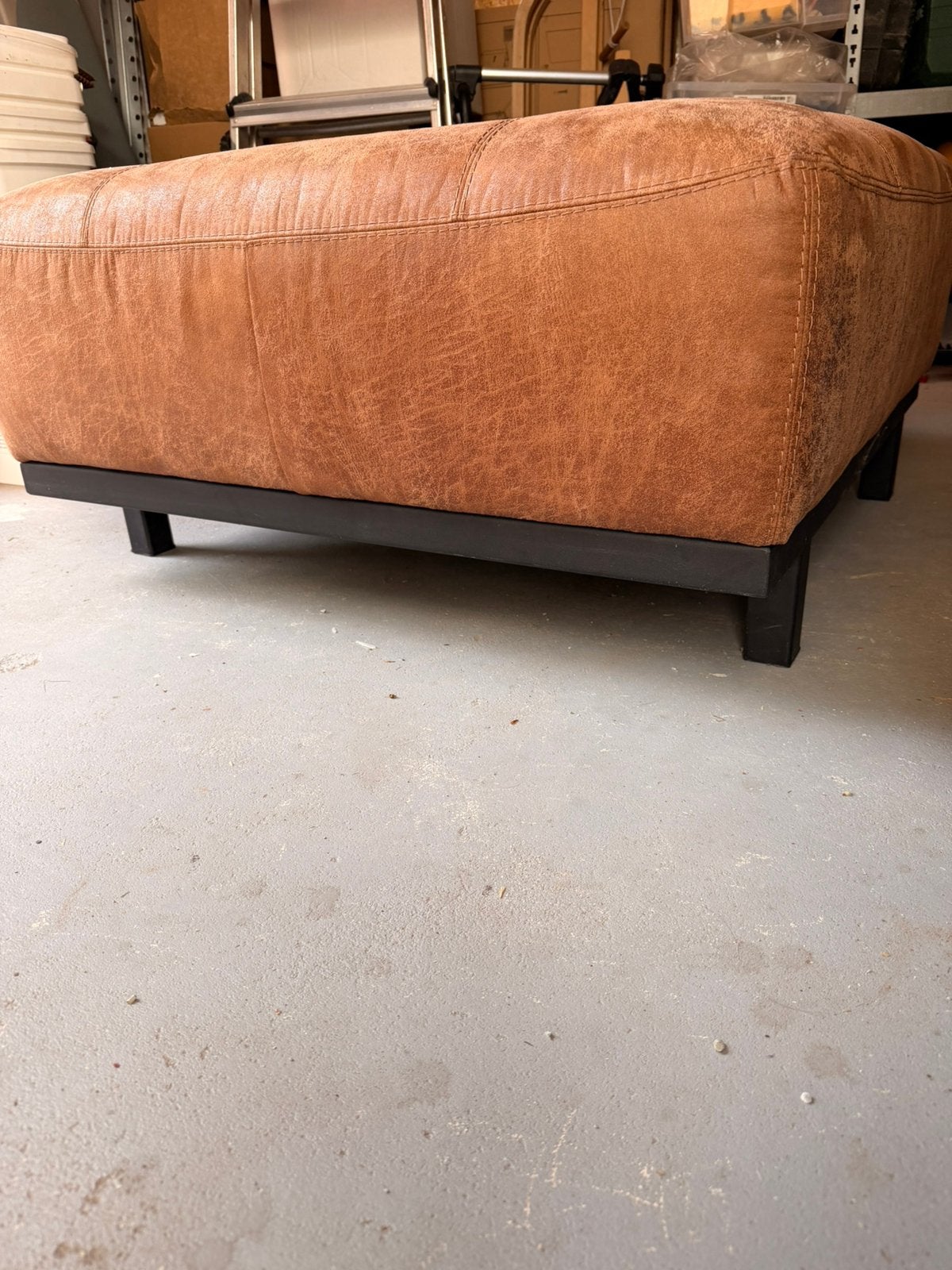 Hocker in zacht microleder cognac 90x90x44, Huis en Inrichting, Banken | Voetenbanken en Poefen, Ophalen, Zo goed als nieuw, Vierkant