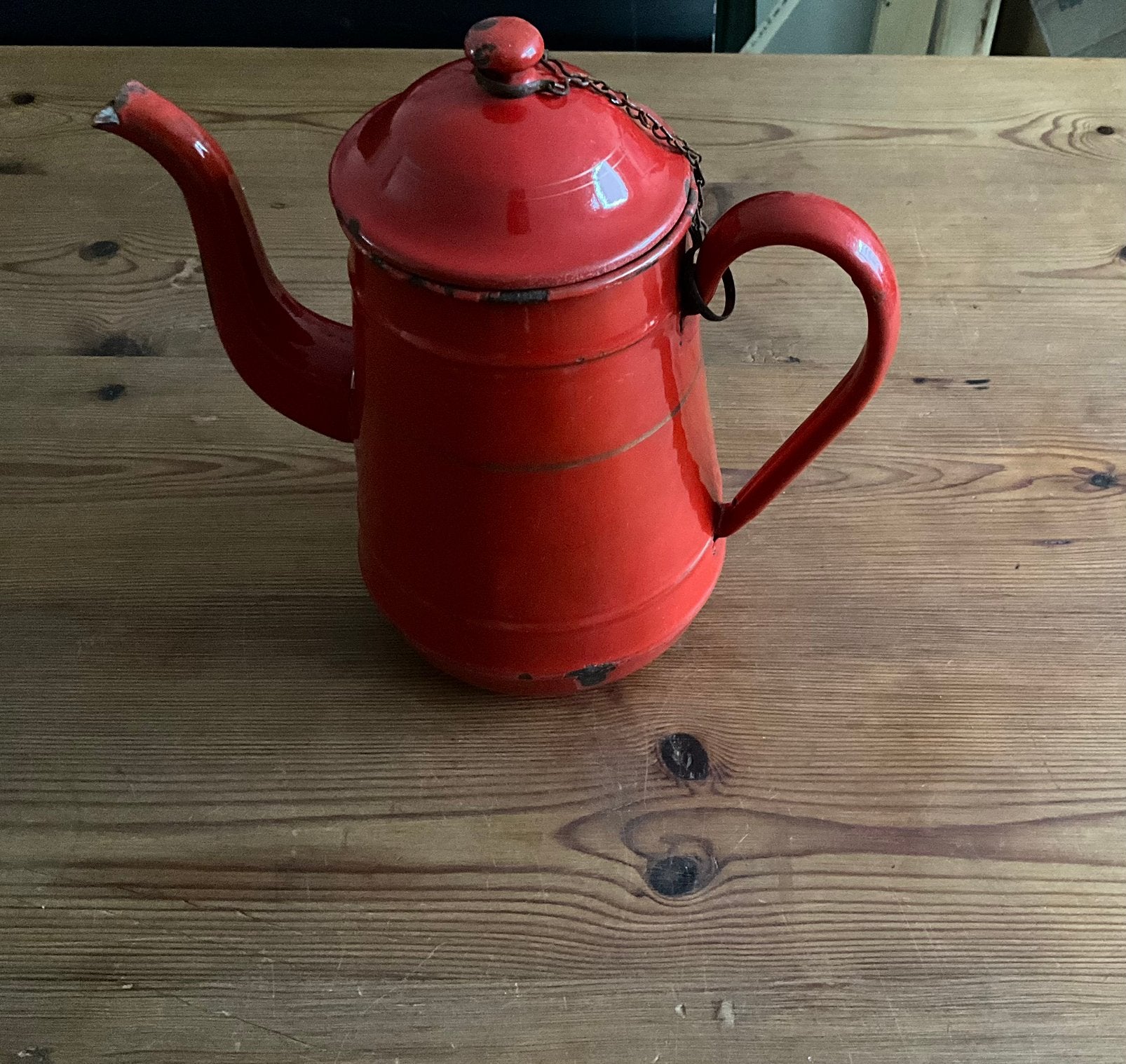 Emaille koffiepot in de wel bekende rode kleur, Antiek en Kunst, Antiek | Emaille, Ophalen