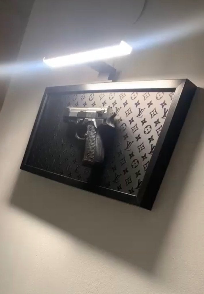 Schilderij Louis Vuitton pistool gun LV logo metallic art, Ophalen of Verzenden