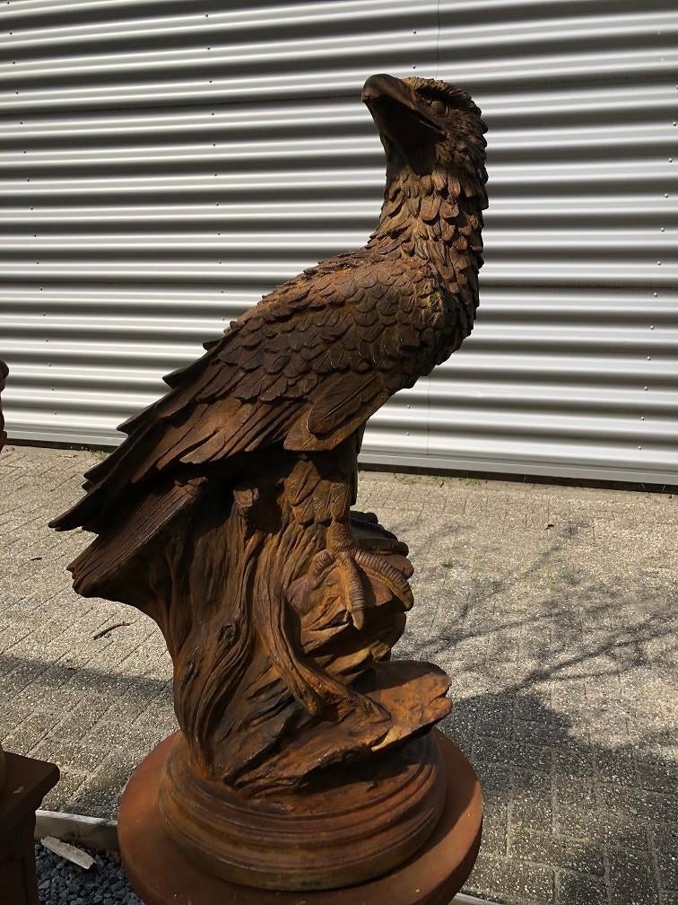 Gedetailleerd sculptuur van een adelaar zittend op een rots, Dierenbeeld, Steen, ., Nieuw
