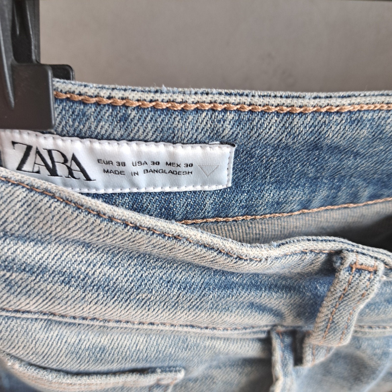 Foto 3 van Zara Damaged Jeans - Maat 30/31