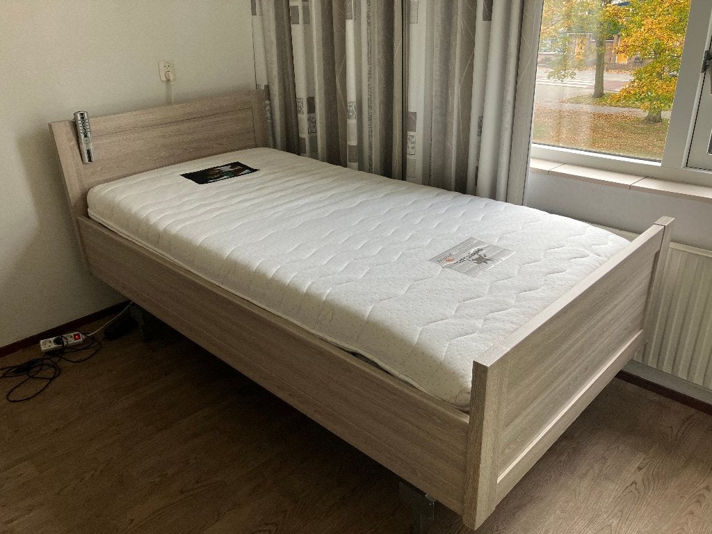 Volledig aanpasbaar 1-persoons bed + nachtkastje (thuiszorg), Ophalen, Eenpersoons, 200 cm, Grijs
