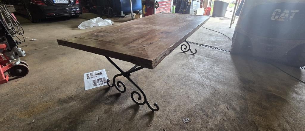 Robuuste houten tafel met smeedijzeren onderstel, Ophalen of Verzenden