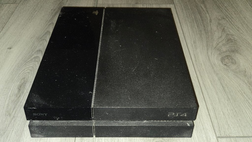 PS4 500GB (CUH-1004A) + 7 games (zonder controller & kabels)