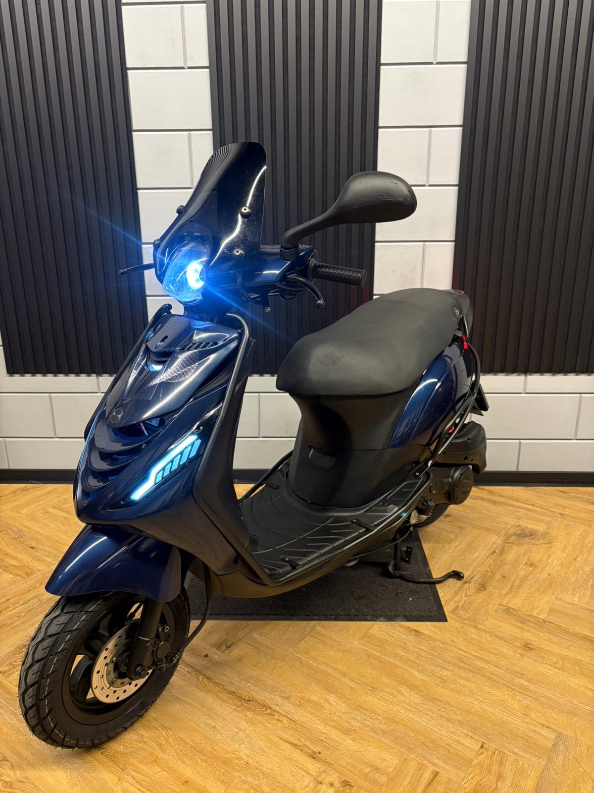 PIAGGIO ZIP 4T 3V BROM 2020 FULL OPTION MIDNIGHT BLUE, Ophalen, Maximaal 45 km/u, Zip, Zo goed als nieuw