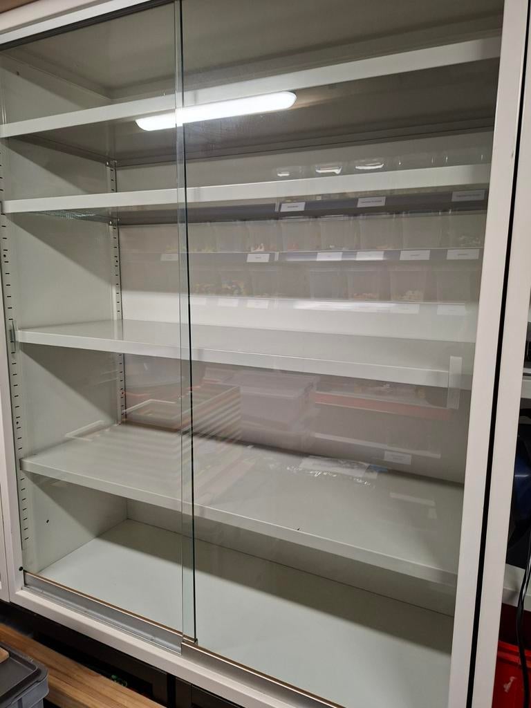 Vitrinekast met schuifdeuren., Ophalen, Gebruikt, 25 tot 50 cm, 100 tot 150 cm