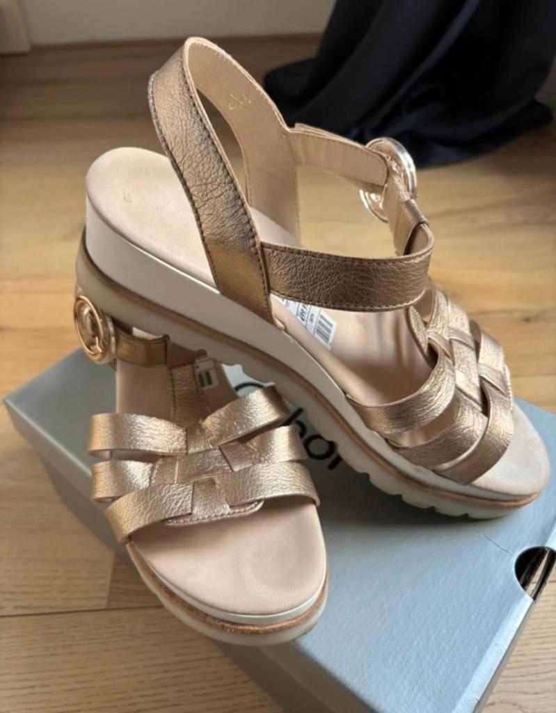 Gabor goudkleurige sandalen maat 40.5 en roze slippers lazam, Kleding | Dames, Schoenen, Ophalen, Overige kleuren, Gabor, Sandalen of Muiltjes