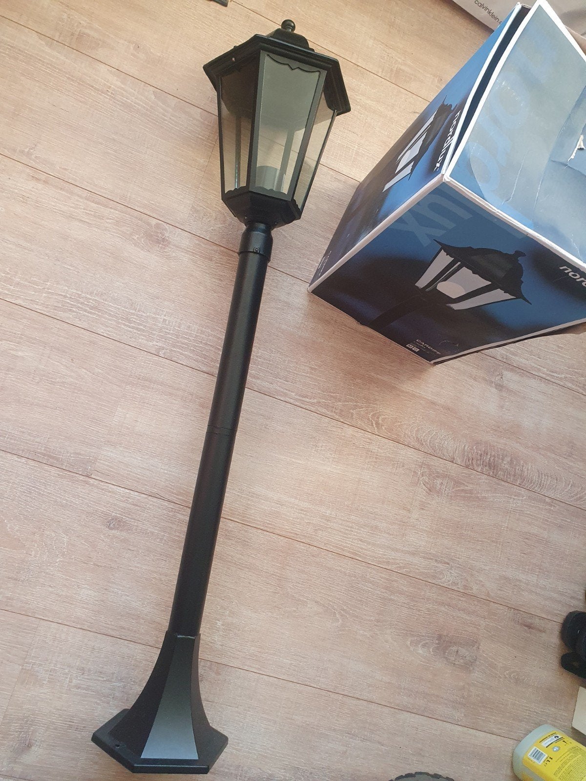 Nieuwe Zwarte Aluminium Lamp met Beglaasde Panelen, Minder dan 50 watt, Staande lamp, Ophalen of Verzenden, Netvoeding