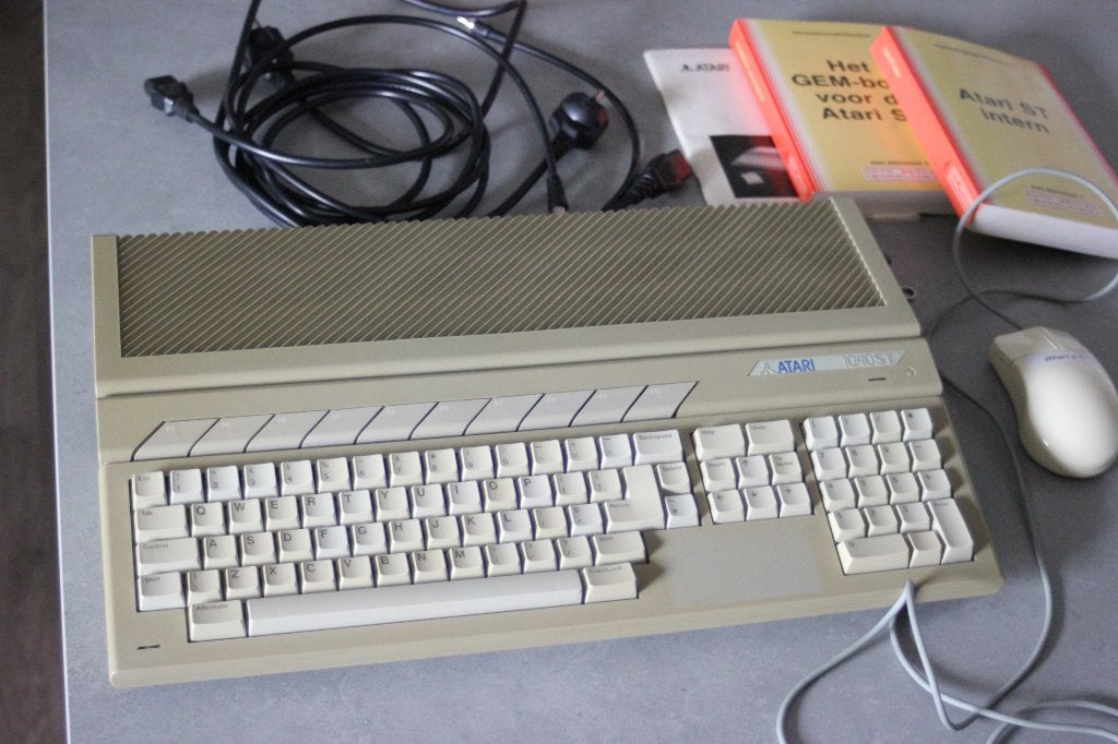 Atari 1040 STfm met ingebouwde gotek  diskdrive emulator, Ophalen of Verzenden, Atari