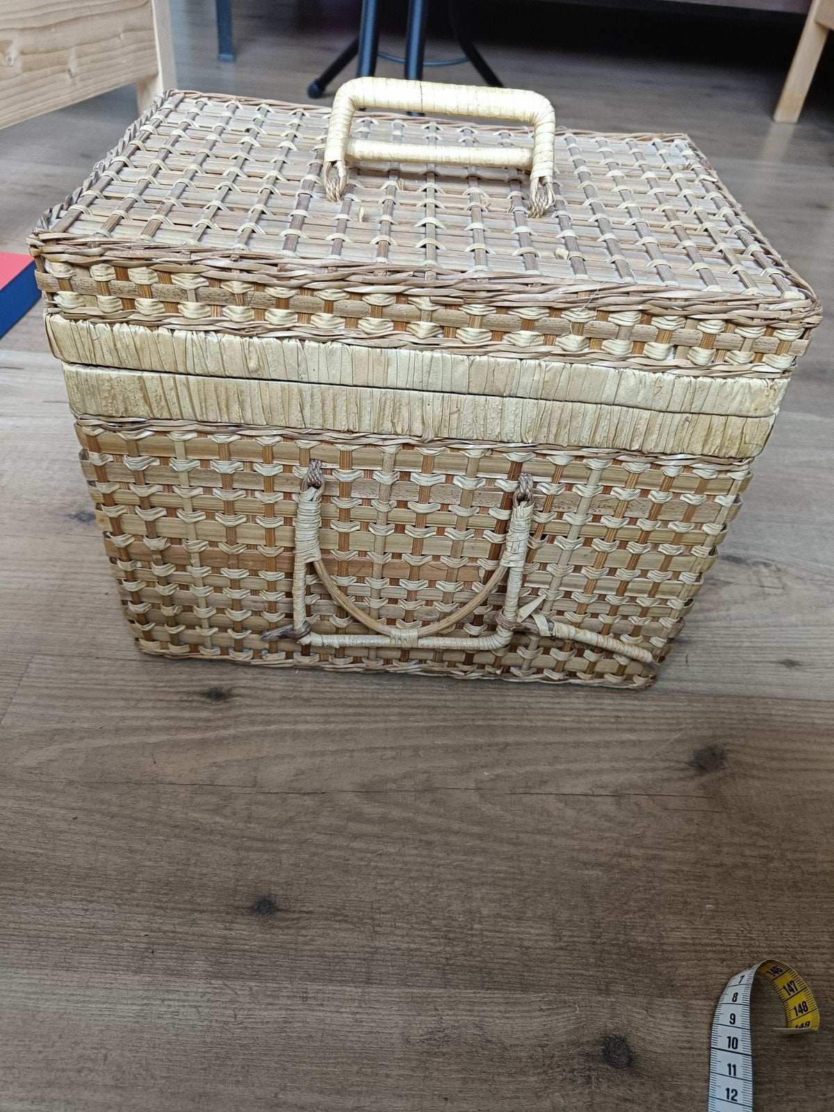 Mooie rieten mand met deksel en handvatten, Ophalen, Overige materialen, Minder dan 50 cm, Gebruikt