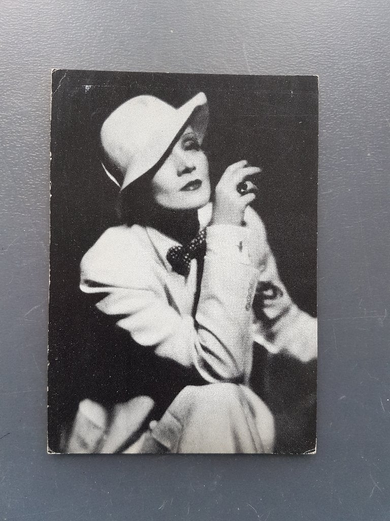 Marlene Dietrich met hoed en sigaret / themakaart, Verzamelen, Ophalen of Verzenden, 1920 tot 1940, Ongelopen, Sterren en Beroemdheden