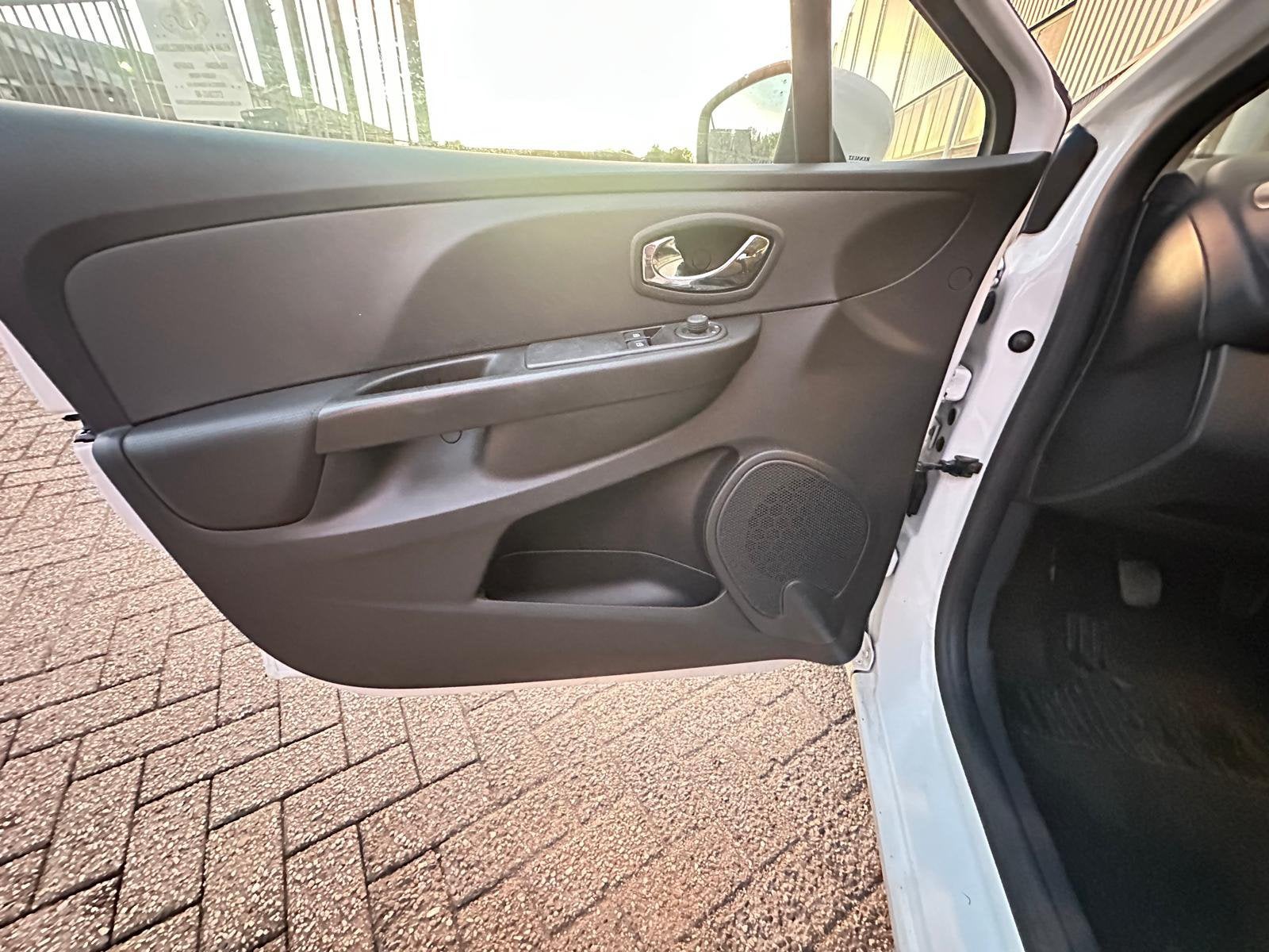 Foto 9 van Renault Clio 0.9 TCE 66KW 5-DRS 2013 Wit