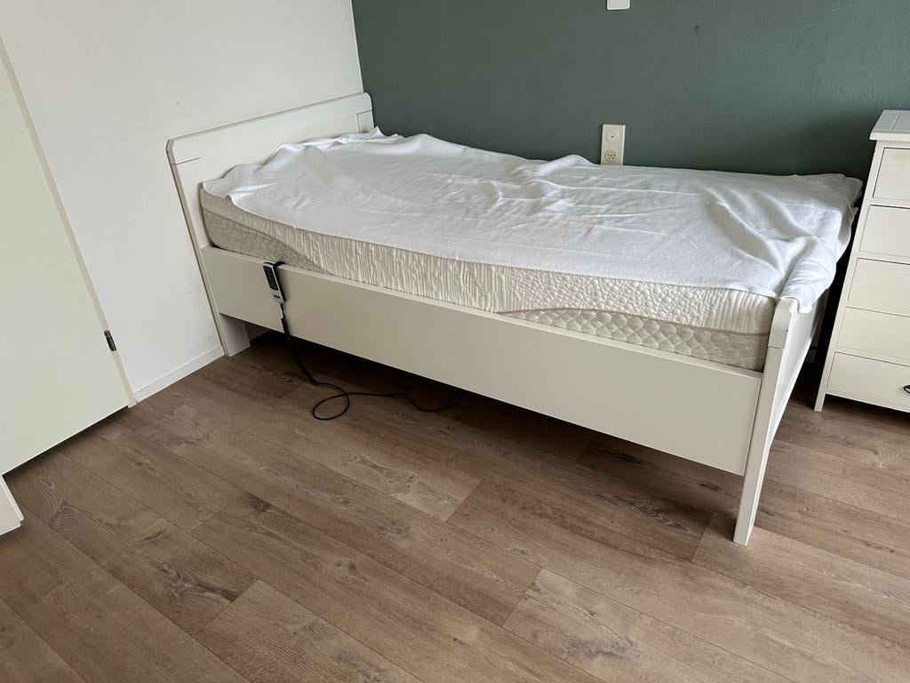Seniorenbed elektrisch verstelbaar incl matras 100x200 cm, Ophalen, 70 tot 85 cm, Zo goed als nieuw, Matras