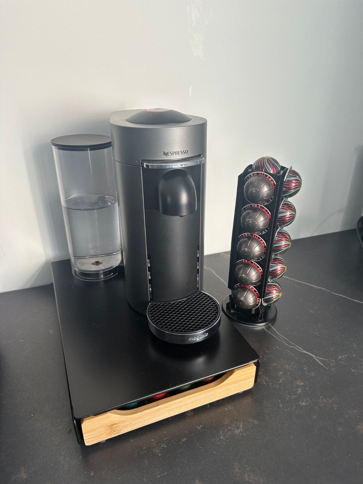 Nespresso Vertuo machine met capsulehouder en ontkalkingset, Koffiemachine, Ophalen of Verzenden, Zo goed als nieuw, 1 kopje