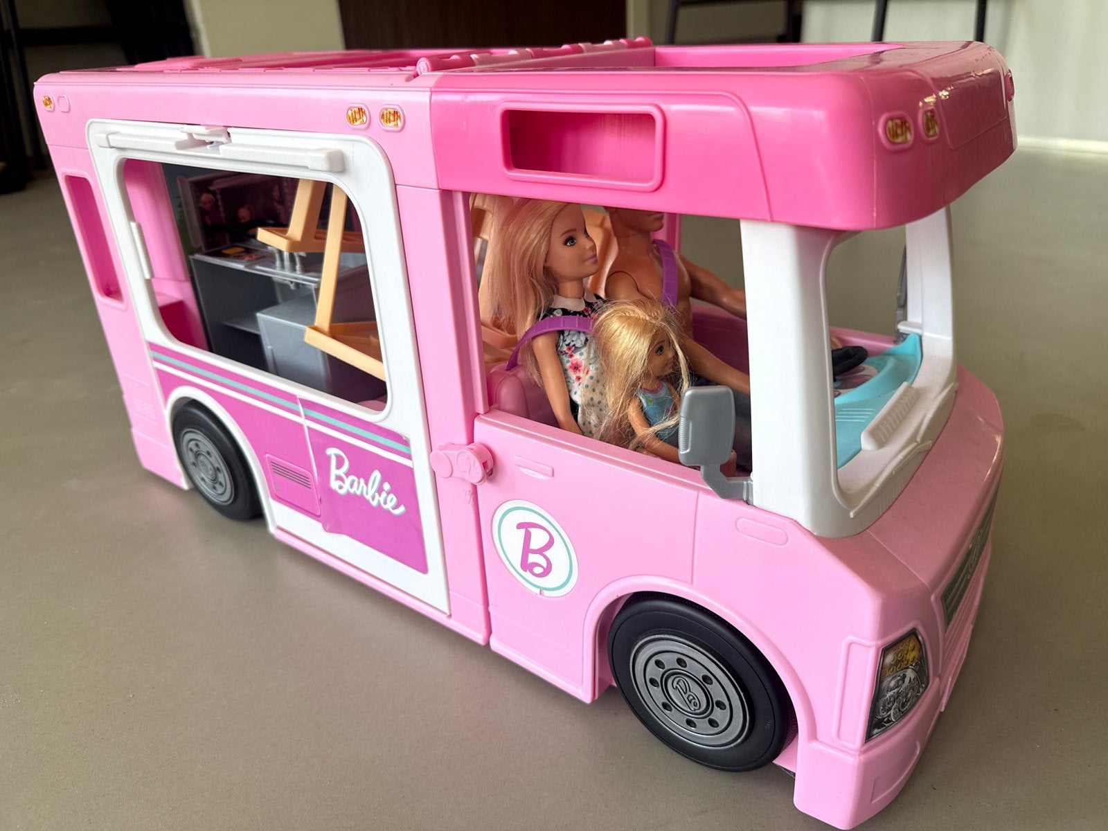 Barbie Camper met buitenkeuken, douche, toilet en bootje, Ophalen, Gebruikt, Barbie