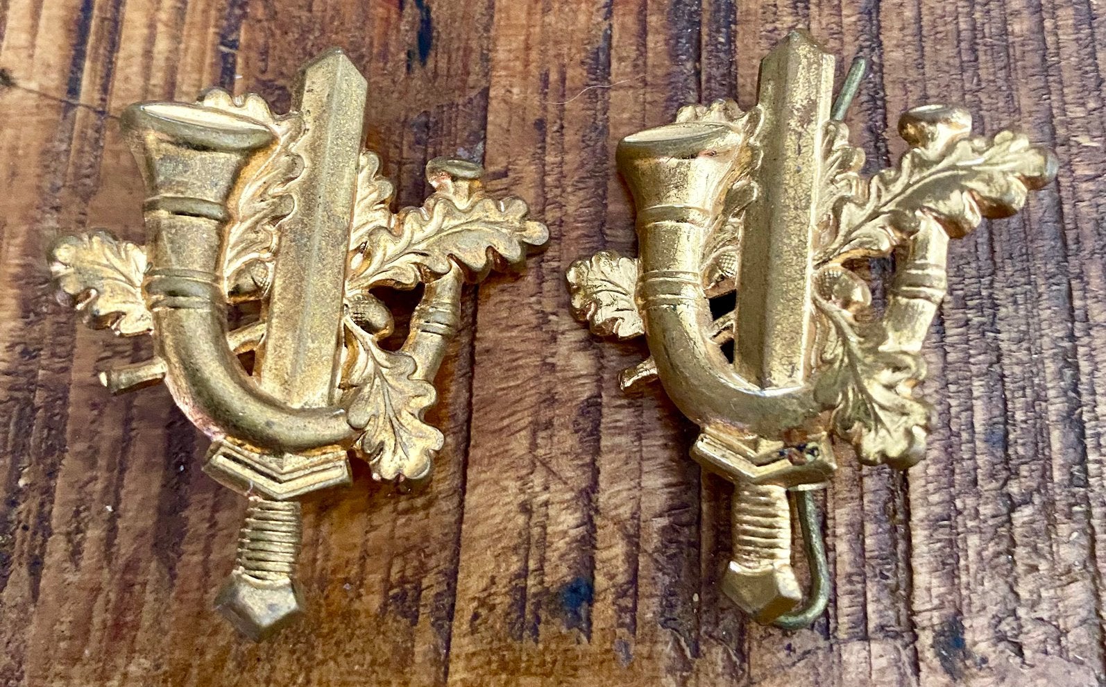 Twee Nederlandse schouderembleem Infanterie Limburgse Jagers, Verzenden, Landmacht, Nederland, Embleem of Badge