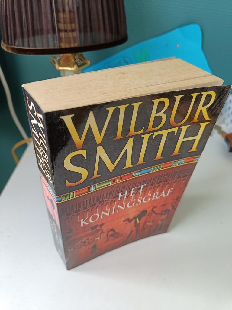 Wilbur Smith - Het Koningsgraf (Paperback), Boeken, Romans, Gelezen, Nederland, Ophalen of Verzenden