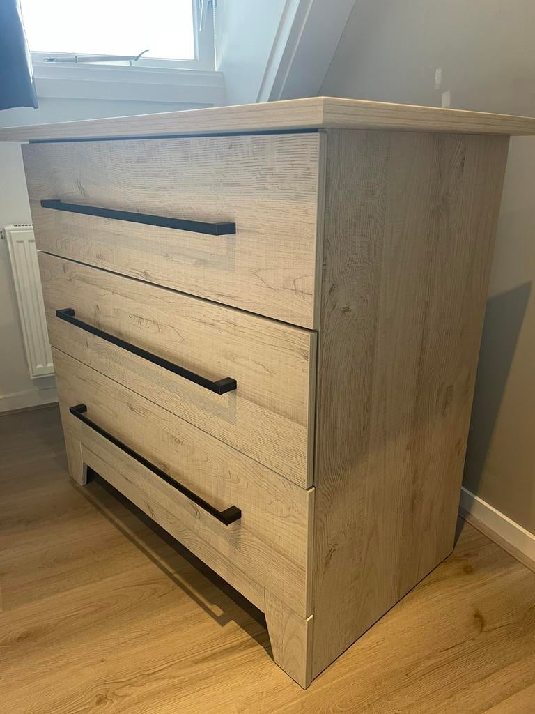 Commode, kinder ledikant en wandplank, Ophalen, 100 tot 150 cm, Zo goed als nieuw, 3 of 4 laden