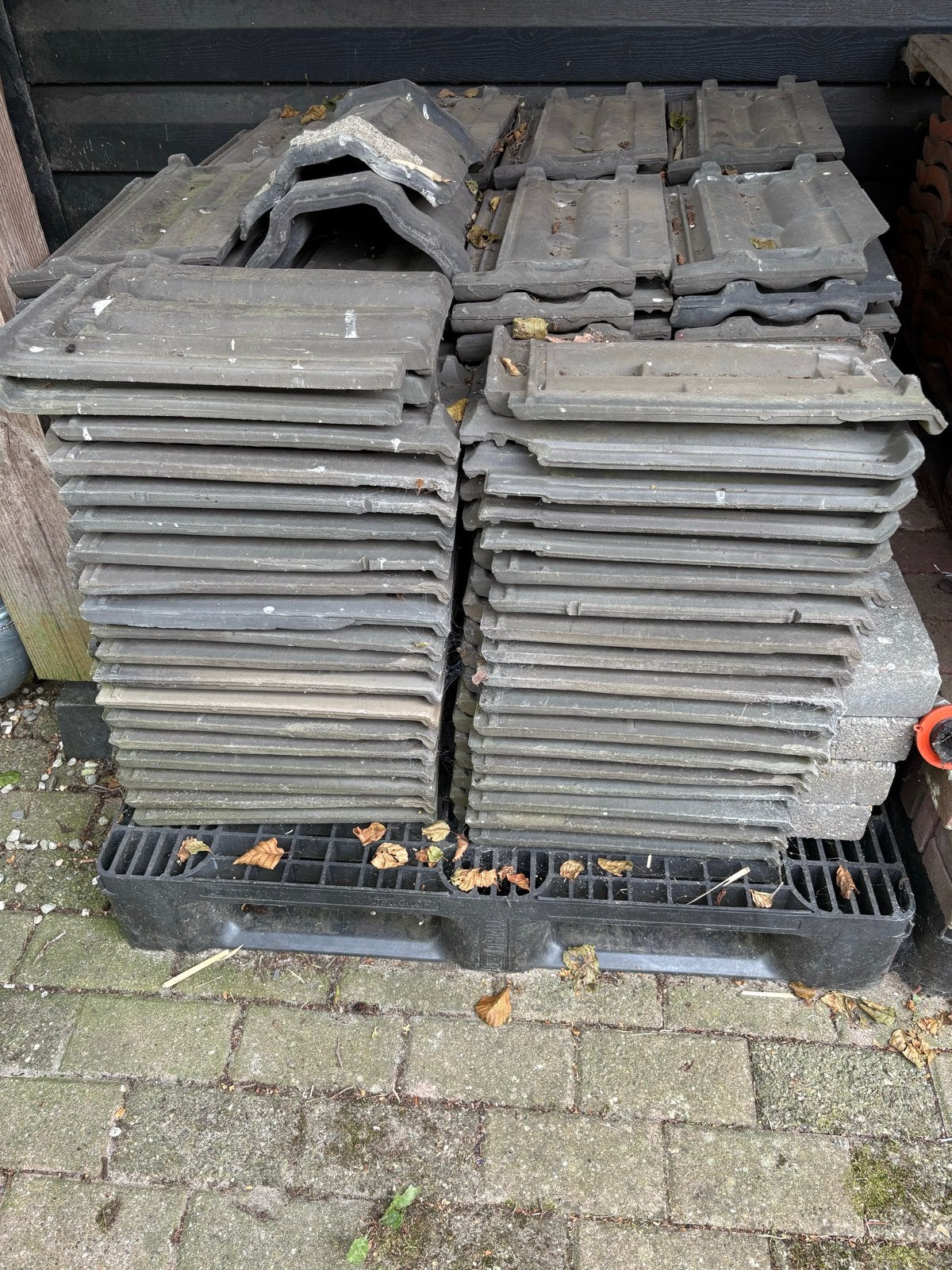 Gebruikte dakpannen - grijs/zwart - diverse maten, Doe-het-zelf en Verbouw, Dakpannen en Dakbedekking, Ophalen, Steen of Klei