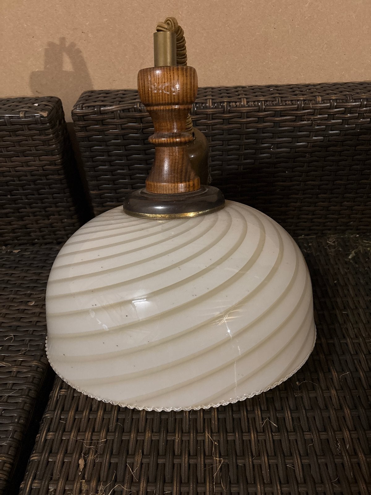 Vintage Plafondlamp met Melkglas Kap en Houten Detail, Ophalen, Gebruikt, Glas, E27 (groot)