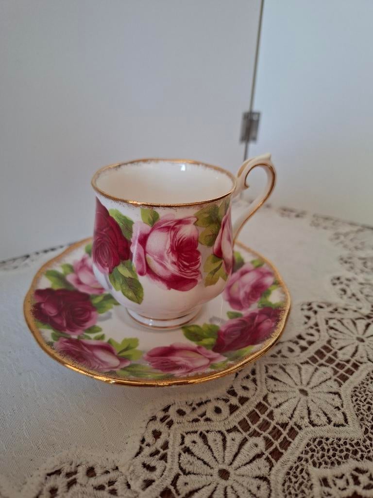 Royal Albert American beauty damesmodel, Ophalen of Verzenden, Zo goed als nieuw, Porselein, Kop en/of schotel