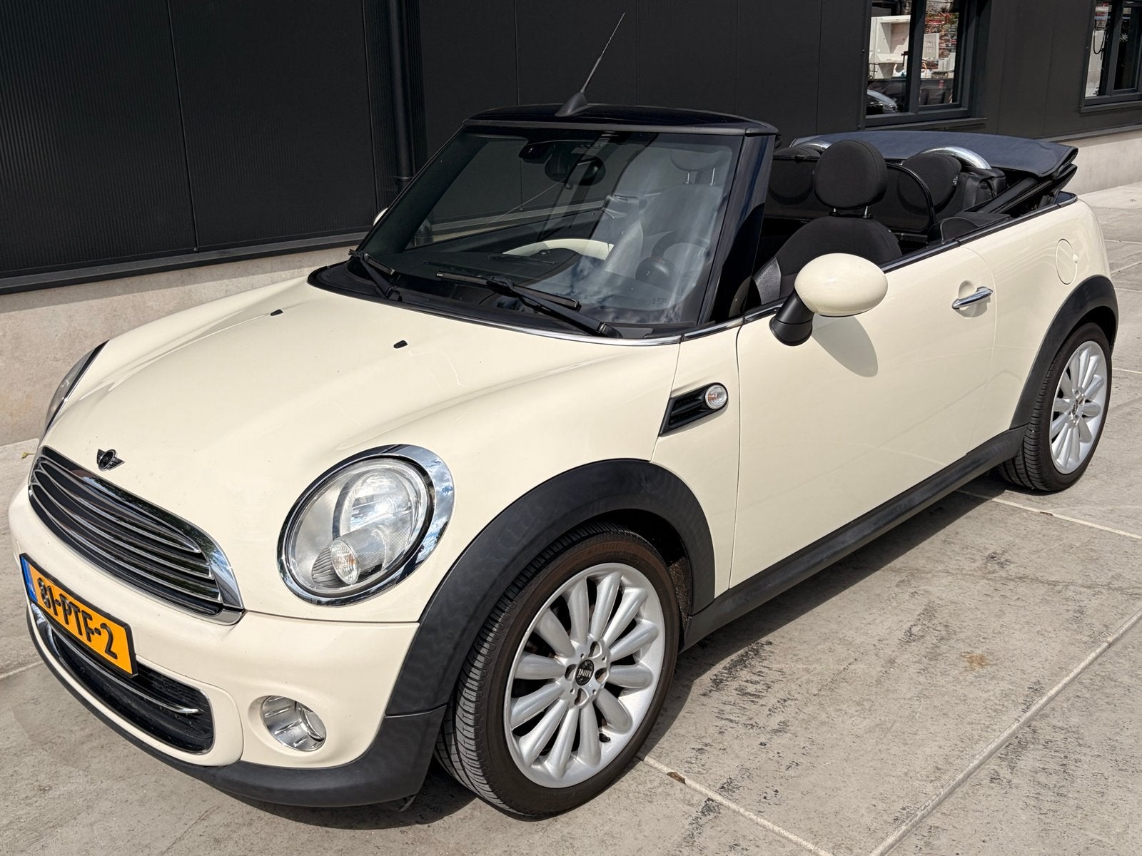 Mini  Cooper Cabrio nieuwe apk en onderhoud gehad