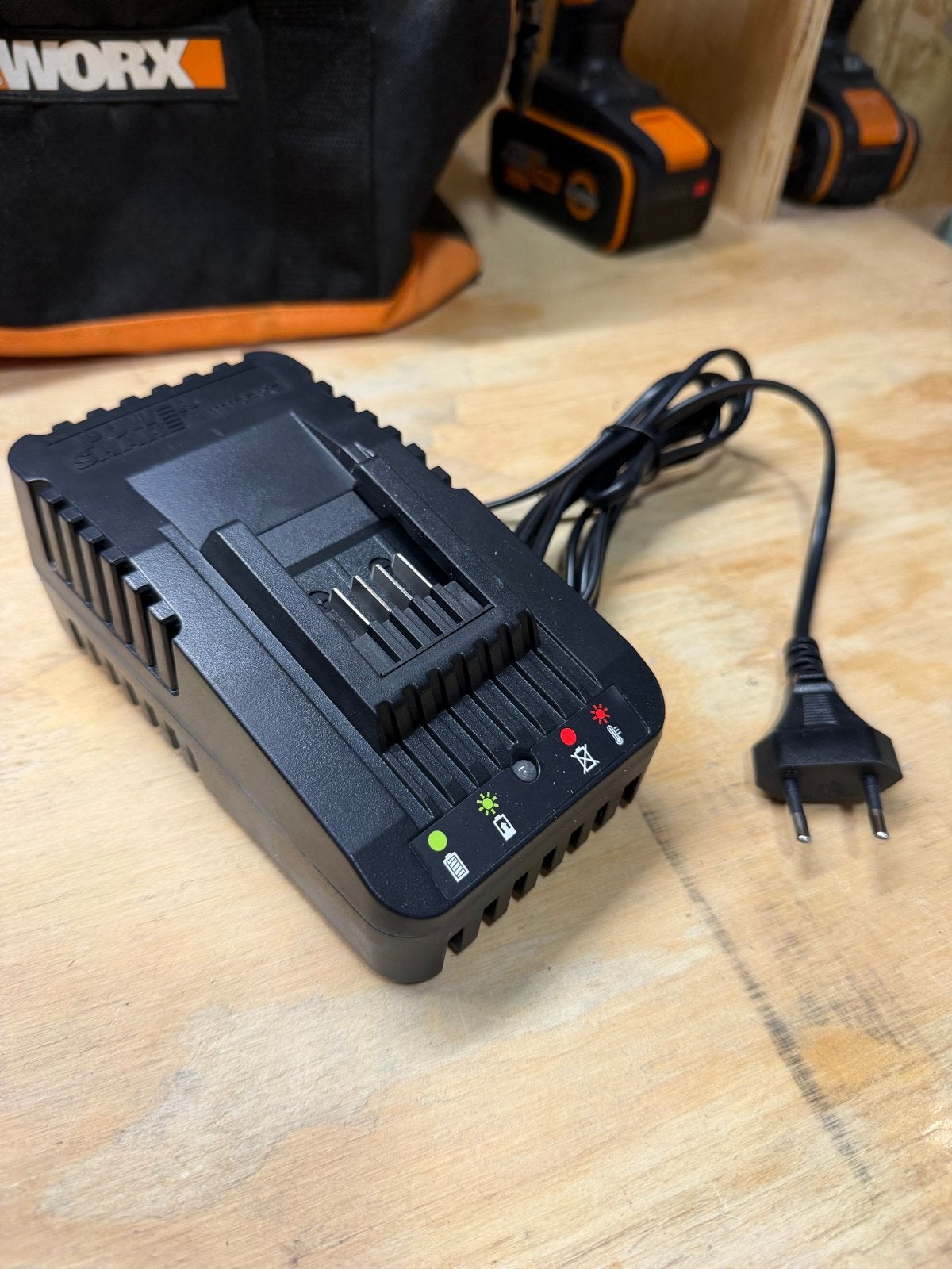 Nieuwe Worx acculader voor alle Worx accu's, Ophalen, Nieuw