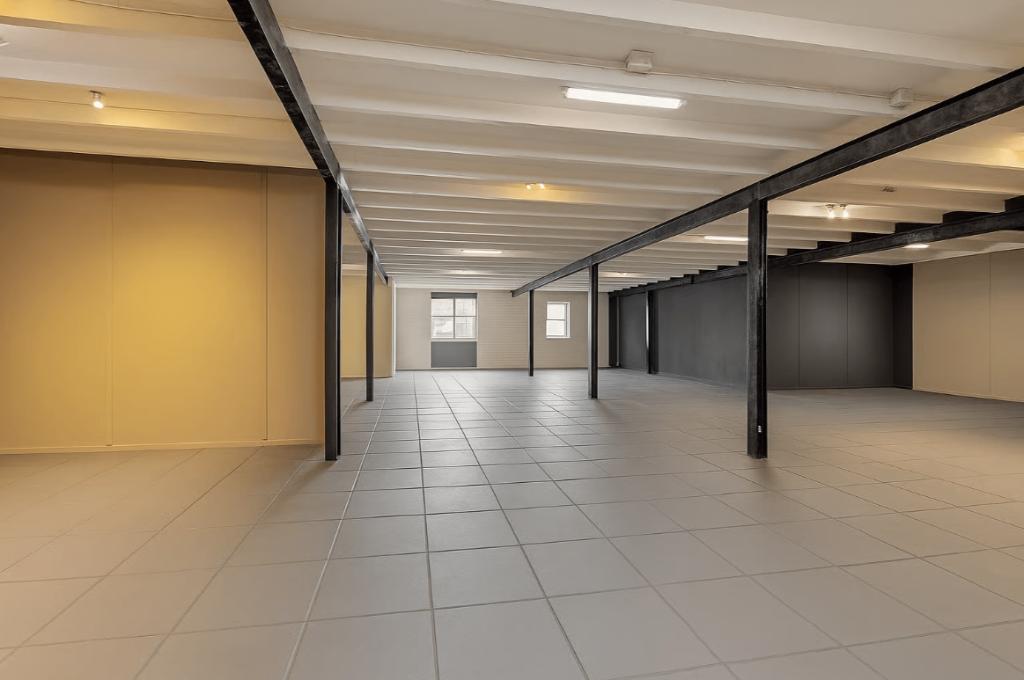 1.100m² te huur; detailhandel, kantoor, bedrijf-opslagruimte, 1100 m², Huur, Bedrijfsruimte