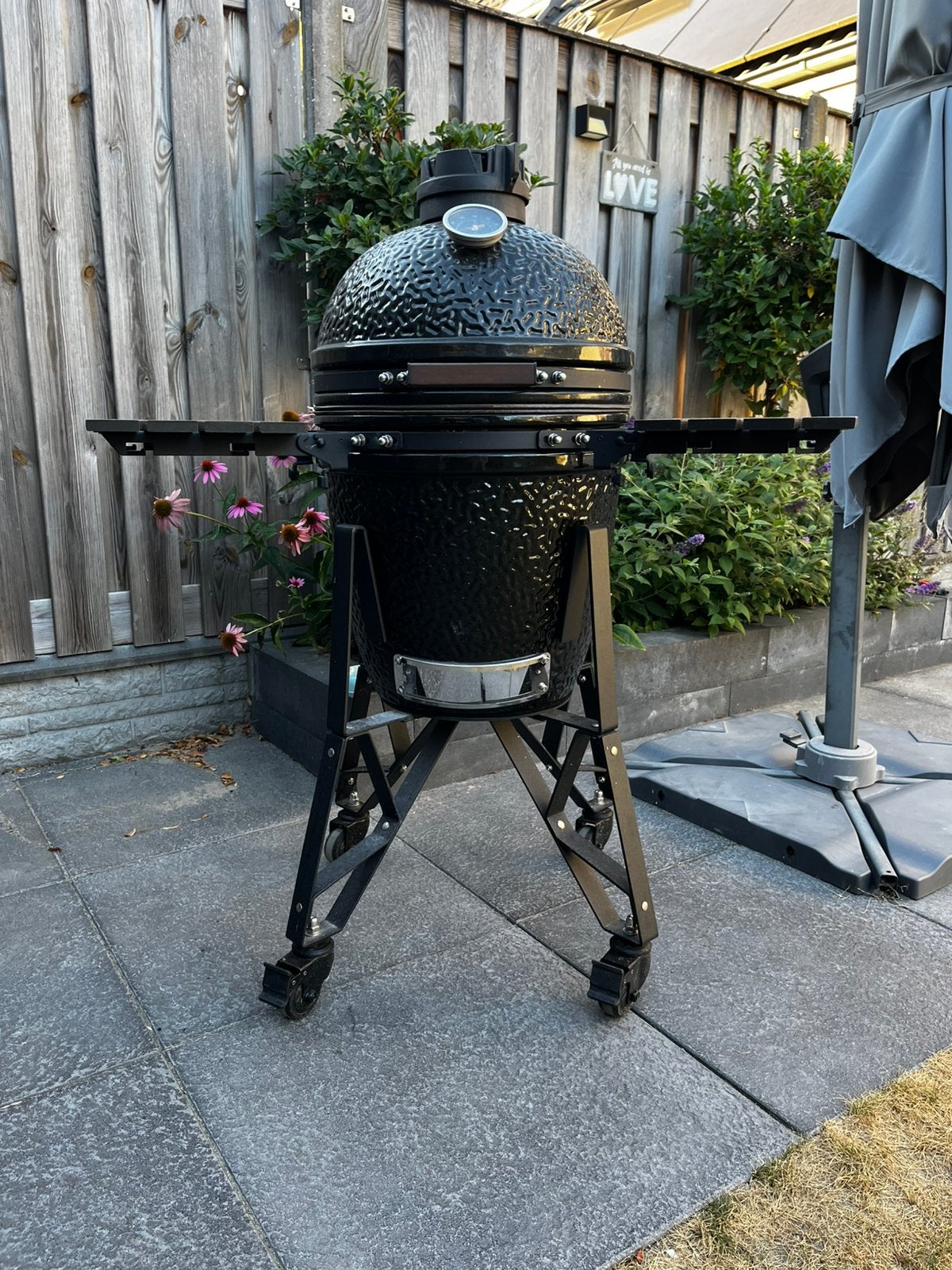 The Bastard Medium kamado BBQ inclusief accessoires, Ophalen, Zo goed als nieuw, Met accessoires