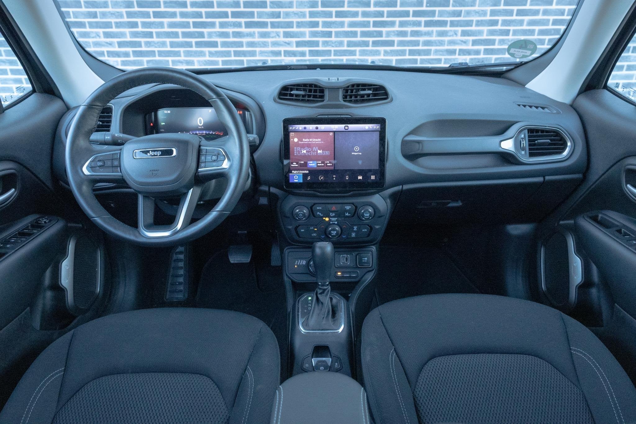 Jeep Renegade 4xe 190 Plug-in Hybrid Electric Summit | Trekh, Auto's, Stof, Zwart, Plug-in hybride, Bedrijf