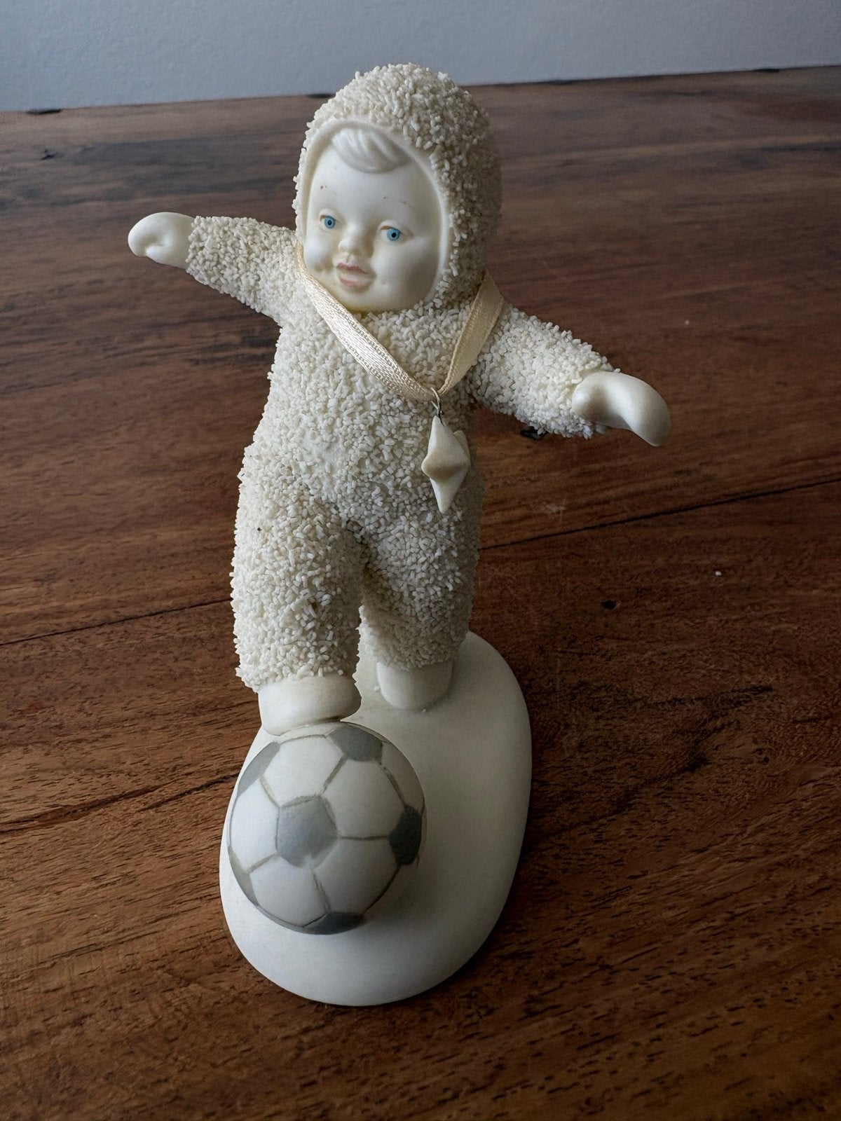 Snowbabies Goebel "Score" Beeldje Voetballer 10 cm, Ophalen, Zo goed als nieuw