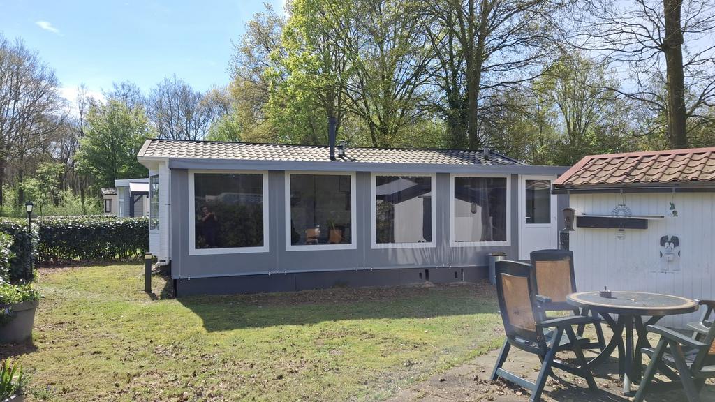 Groot compleet gerenoveerd chalet camping de Bergen wanroij, Tot en met 4