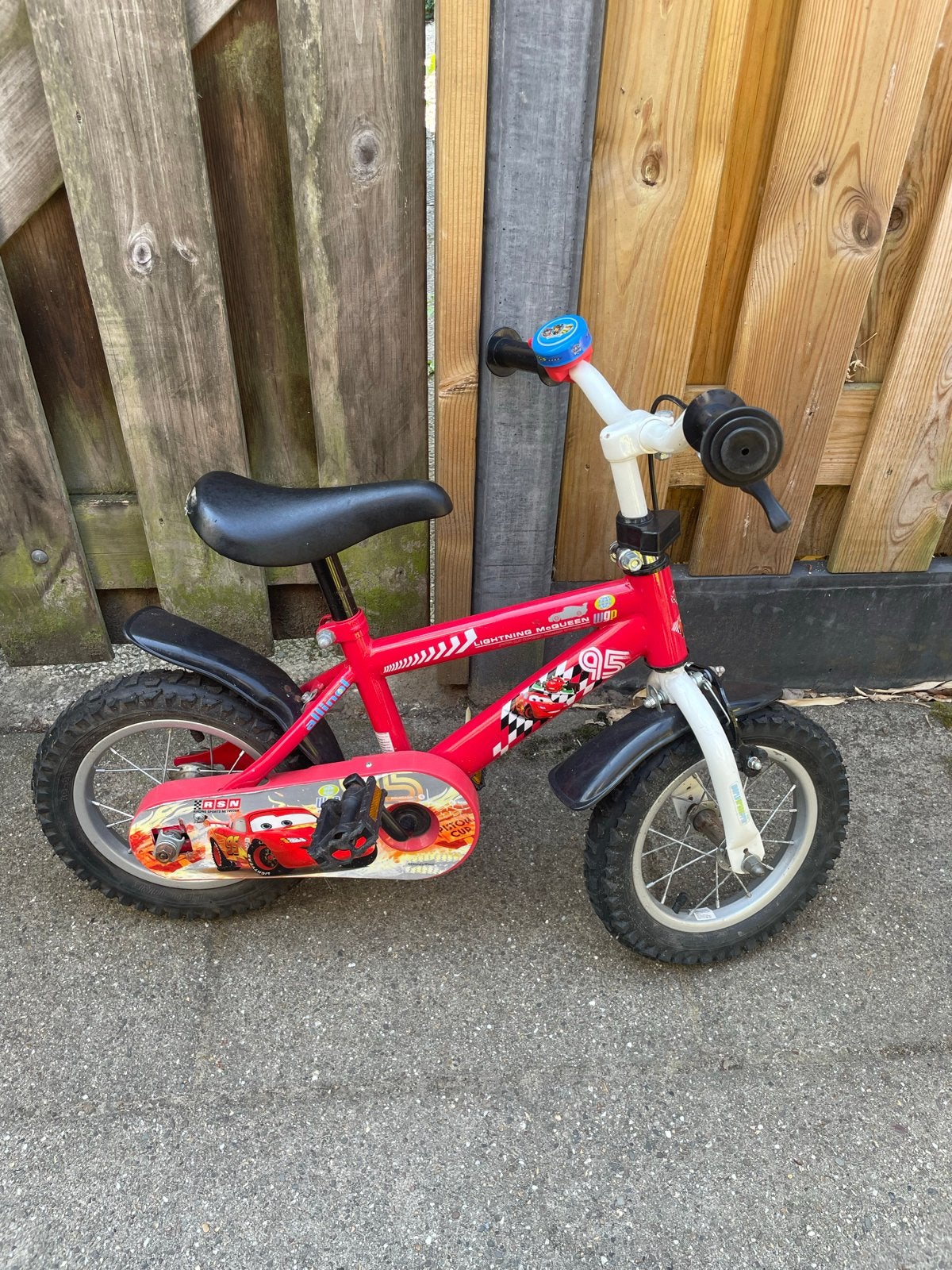 Cars Kinderfiets met zijwieltjes - Rood, 12 inch, Zijwieltjes, Gebruikt, Velgrem, Ophalen of Verzenden