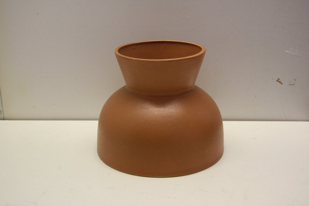 Terracotta vaas. Bolvormige voet. Nieuwstaat., Ophalen of Verzenden, Zo goed als nieuw, Overige kleuren