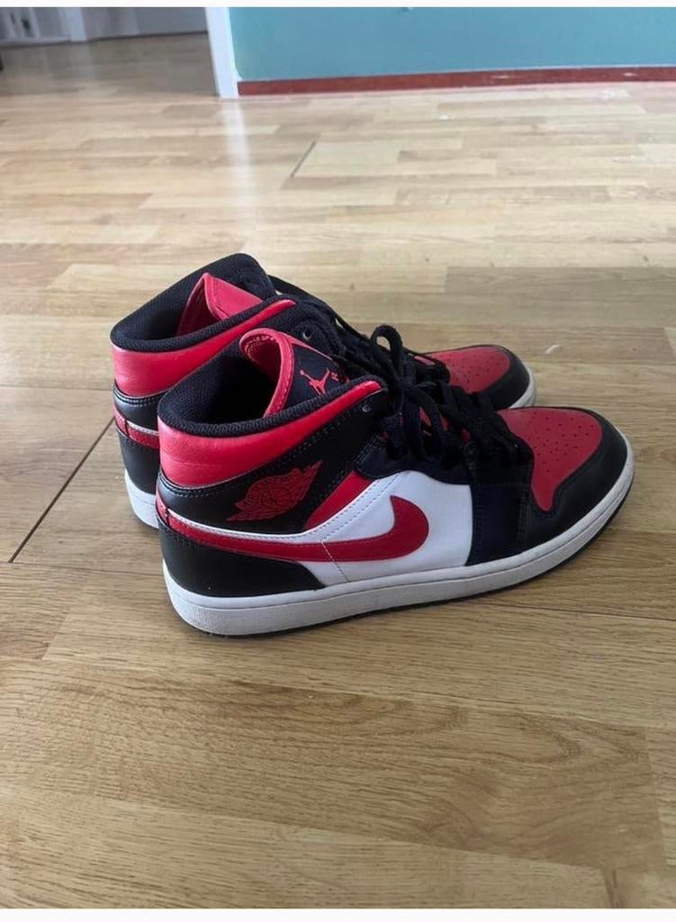Rode air jordans maat 43, Ophalen of Verzenden, Zo goed als nieuw, Overige kleuren