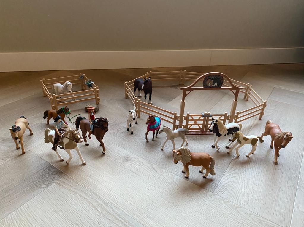 Schleich paarden, veulens en paardenweide met toegangspoort, Ophalen of Verzenden, Zo goed als nieuw, Jongen of Meisje