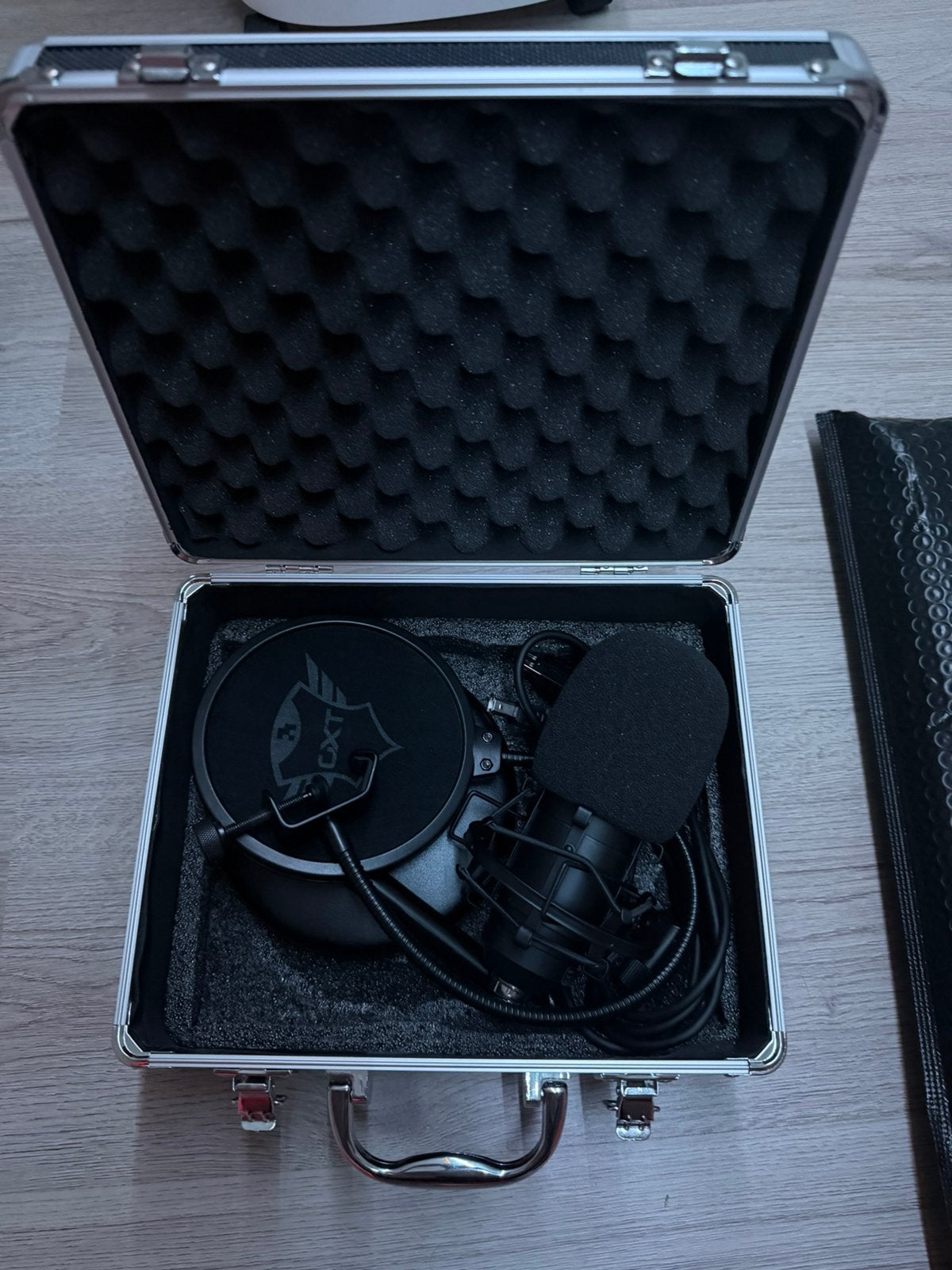 Studio microfoon + arm en normale stand, Ophalen of Verzenden, Zo goed als nieuw, Studiomicrofoon