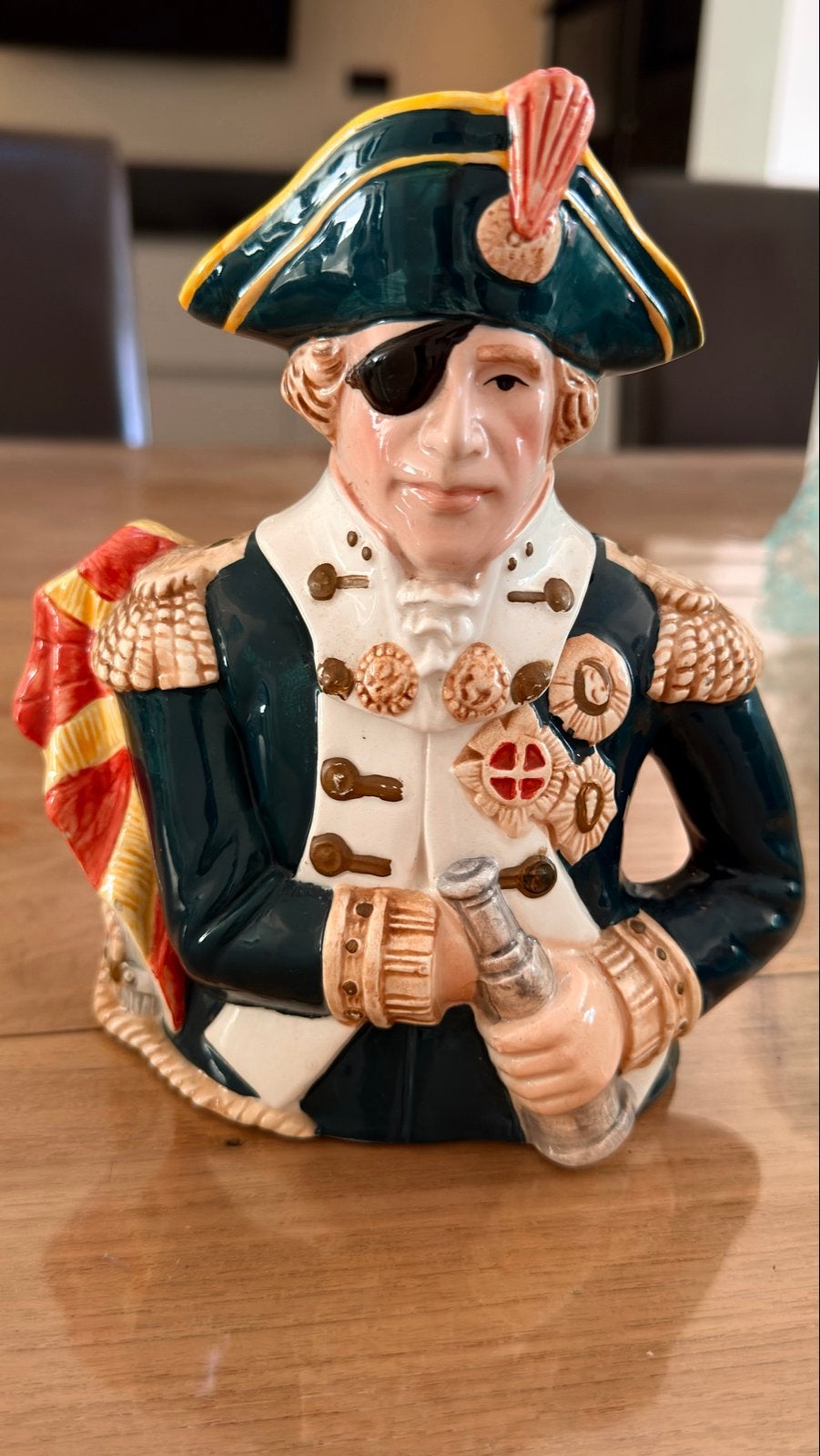 Decoratieve theepot: Admiraal met ooglapje, Ophalen