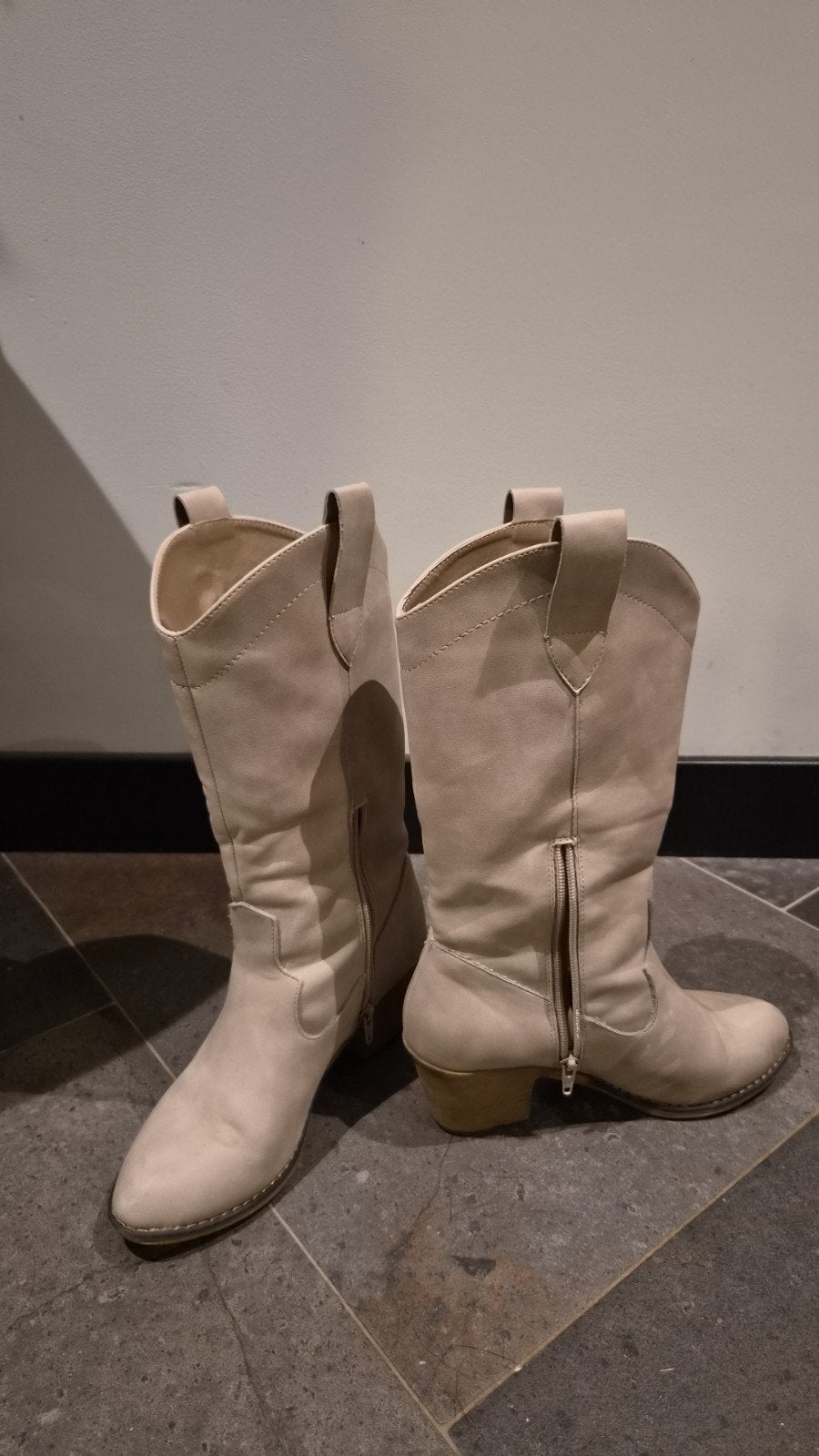 Beige cowboylaarzen - Maat 38, Ophalen of Verzenden, Gedragen, Beige, Lage of Enkellaarzen
