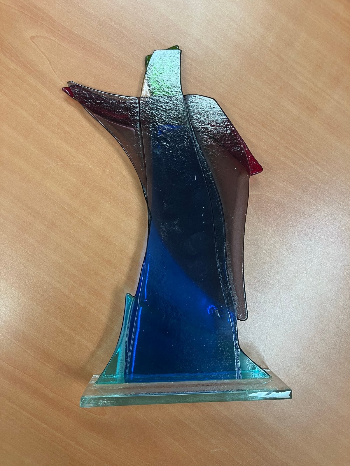 Abstract glazen beeld in blauw, rood en groen, Glas, Ophalen of Verzenden, 20 - 50 cm, Op sokkel