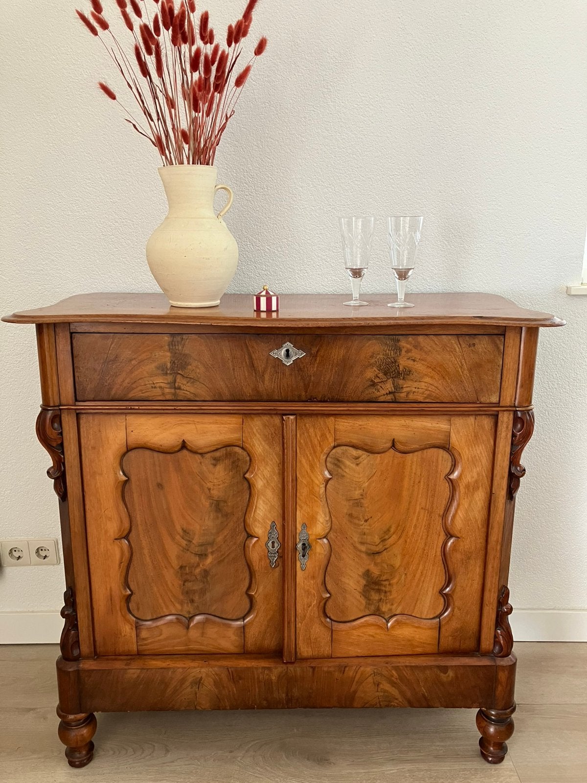 Biedermeier kast, Ophalen